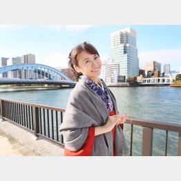 堀口茉純さん。左奥が永代橋。討ち入り時はもっと上流に架かっていた（Ｃ）日刊ゲンダイ