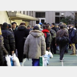 若者も混在した０８年暮れの「年越し派遣村」／（Ｃ）日刊ゲンダイ