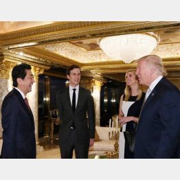 ご機嫌取りに奔放（Ｃ）内閣広報室提供・ロイター