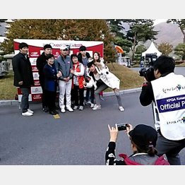 韓国では試合会場にいつも両親や家族が一緒（Ｃ）太刀川正樹