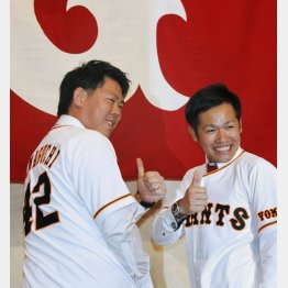 入団会見でポーズをとる山口と森福（Ｃ）日刊ゲンダイ