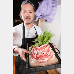 男性スタッフの顔よりデカい！（Ｃ）日刊ゲンダイ