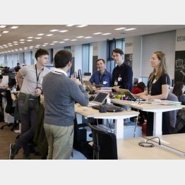 楽天は社員全員の机を昇降デスクに一新（提供写真）