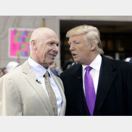 ビンス氏（左）とトランプ氏（Ｃ）ロイター