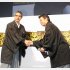 がっちりと握手を交わした長谷川氏（右）と星野氏（Ｃ）日刊ゲンダイ