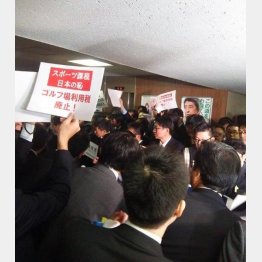 大荒れだった自民党税制調査会小委員会（提供写真）