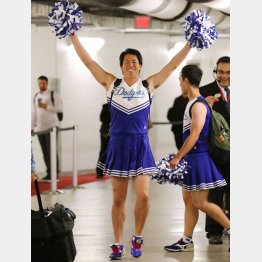 マエケンはチアリーダーに扮した（Ｃ）共同通信社