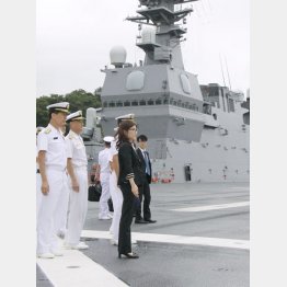 ハイヒールで艦内を闊歩（Ｃ）共同通信社