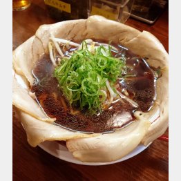 希望軒の「希望軒ブラックチャーシュー大盛」／（Ｃ）日刊ゲンダイ