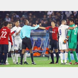 鹿島の抗議を認めなかったシカズウェ主審（Ｃ）日刊ゲンダイ