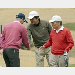 マスコミ幹部からスリ寄り（右はフジテレビの日枝会長）（Ｃ）日刊ゲンダイ