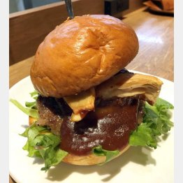 あっさりしておいしいベッカーズの鹿肉バーガー（Ｃ）日刊ゲンダイ