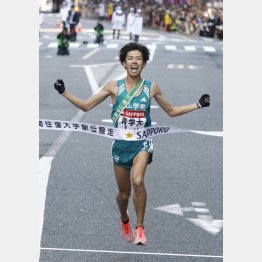 ゴールする青学大のアンカー安藤悠哉（Ｃ）日刊ゲンダイ