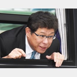 逃げ切った高木前復興相（Ｃ）日刊ゲンダイ