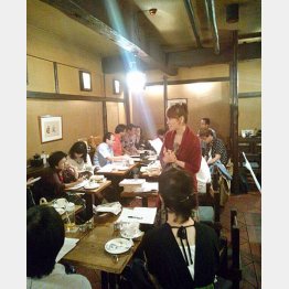 ポエトリーカフェの様子（Ｃ）日刊ゲンダイ