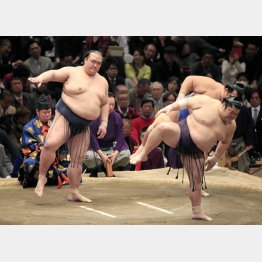 足を上げるタイミングも遅く…（Ｃ）日刊ゲンダイ