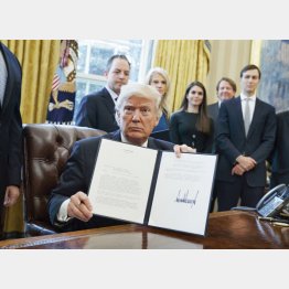 バンバン署名…（Ｃ）日刊ゲンダイ