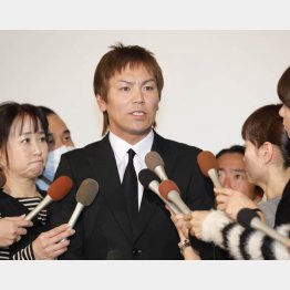 淫行疑惑について会見する狩野英孝（Ｃ）日刊ゲンダイ