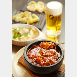 麻婆豆腐の奥は水餃子３種（手前からパクチー入り、ニラ入り、ノーマル）／（Ｃ）日刊ゲンダイ