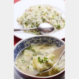 「上海大ワンタン」と「塩豚肉と青菜入りチャーハン」／（Ｃ）日刊ゲンダイ