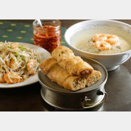 具材ギッシリの太春巻きはビールに合う（Ｃ）日刊ゲンダイ