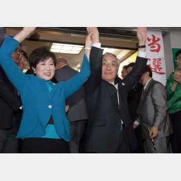 千代田区長選圧勝で勢いづく小池都知事（右は石川区長）／（Ｃ）日刊ゲンダイ