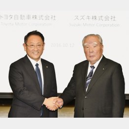 表向きは華やかだが…（左から豊田章男社長、鈴木修会長）／（Ｃ）共同通信社