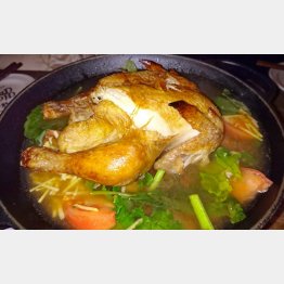 「アロハアミーゴ」の『丸鶏とクレソンの鍋』／（Ｃ）日刊ゲンダイ