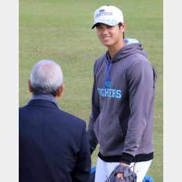 筆者（手前）と話す大谷（Ｃ）日刊ゲンダイ