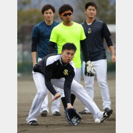 担当した選手をケアするだけじゃない（中央はソフトバンクの田中正義）／（Ｃ）日刊ゲンダイ