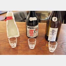島焼酎を飲み比べ（谷口酒造）／（Ｃ）日刊ゲンダイ