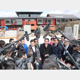 民進党の国会議員らが現地を視察（Ｃ）日刊ゲンダイ