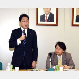 宏池会 の会合でスピーチをする岸田外相（右は林元農相）／（Ｃ）日刊ゲンダイ