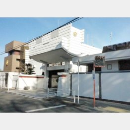 必要な費用を明示している「真如苑」の総本部（Ｃ）日刊ゲンダイ