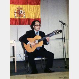 フラメンコギターもプロ並みの腕前（Ｃ）日刊ゲンダイ