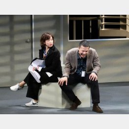 二兎社の「ザ・空気」／（Ｃ）本間伸彦