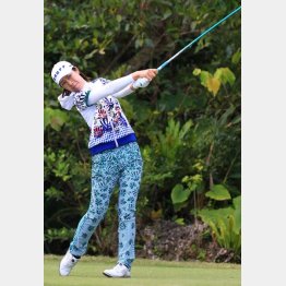 流れるようなスイングの李知姫（Ｃ）日刊ゲンダイ