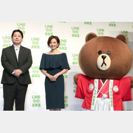 新CM発表会で舛田淳LINE取締役とベッキー（Ｃ）日刊ゲンダイ