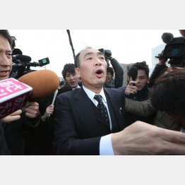 報道陣もケチョンケチョン（Ｃ）日刊ゲンダイ