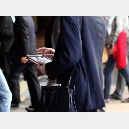 ＳＩＭはスマホや携帯、タブレットに必要なＩＣチップカード（Ｃ）日刊ゲンダイ