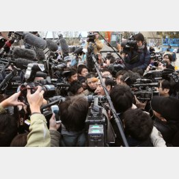 報道陣１５０人が取り囲んだ（Ｃ）日刊ゲンダイ