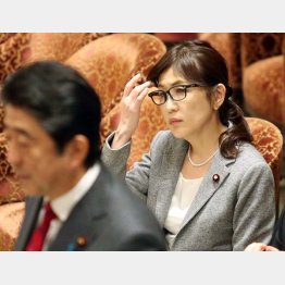 「虚偽との認識ない」と開き直り（手前は安倍首相）／（Ｃ）日刊ゲンダイ