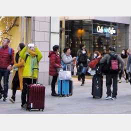 銀座を見てまわる訪日観光客（Ｃ）日刊ゲンダイ