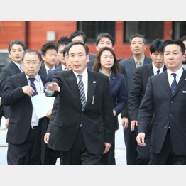 視察団に説明をする 森友学園・籠池理事長（Ｃ）日刊ゲンダイ