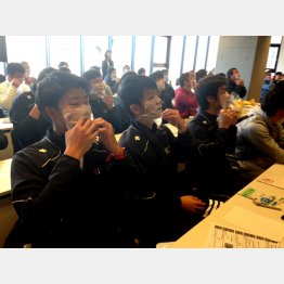 「就活身だしなみセミナー」に参加する男子学生（提供）マンダム