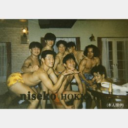 友人たちと（左手前が本人）／（提供写真）