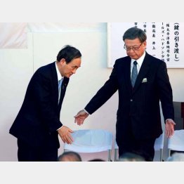 西普天間住宅地区返還記念式典（２０１５年）に出席した菅官房長官と沖縄県の翁長知事（Ｃ）日刊ゲンダイ