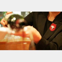 ソムリエについでもらう自分をさりげなくアピール（Ｃ）日刊ゲンダイ