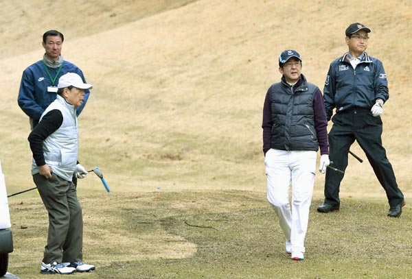 株価そろって上昇 安倍首相とゴルフした3財界人の共通項｜日刊ゲンダイ