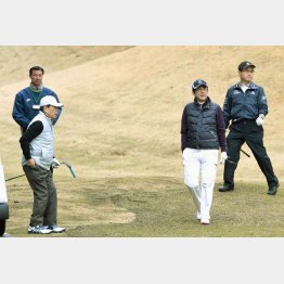 小雨のなか…（左2人目からドトールの鳥羽氏、安倍首相、AOKIの青木氏）／（Ｃ）日刊ゲンダイ